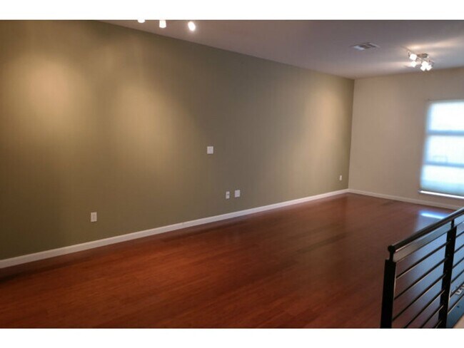 Foto del edificio - Modern Townhome Style Tri-level 2-BR, 2.5B...