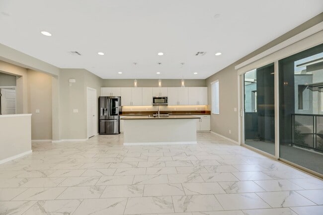 Building Photo - Gorgeous highly upgraded townhouse!