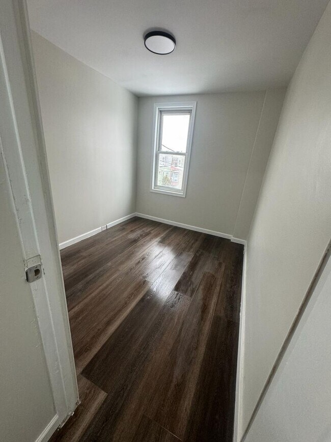 Foto del edificio - 4 bedroom 1 bath house with off street parking