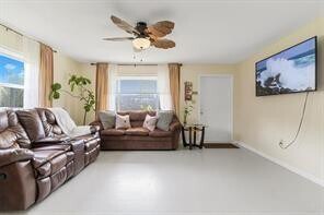 Foto del edificio - 3424 Bacom Point Rd