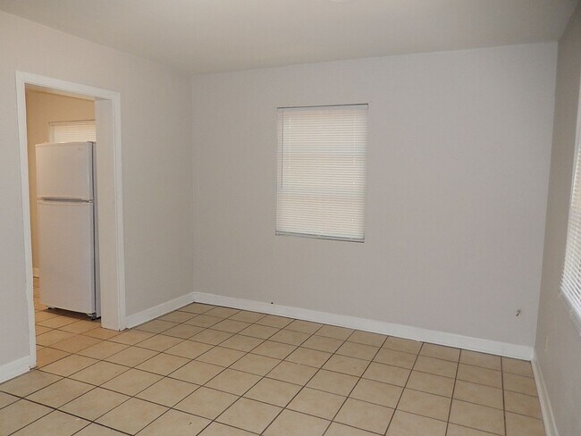 Building Photo - NICE 3/1 House w/ Tile Floors, New Applian...