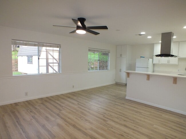 Building Photo - 2/1 1200 sf Rescue retreat - water included!