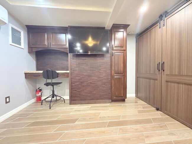 Building Photo - Vista Pl &amp; Marie Ave