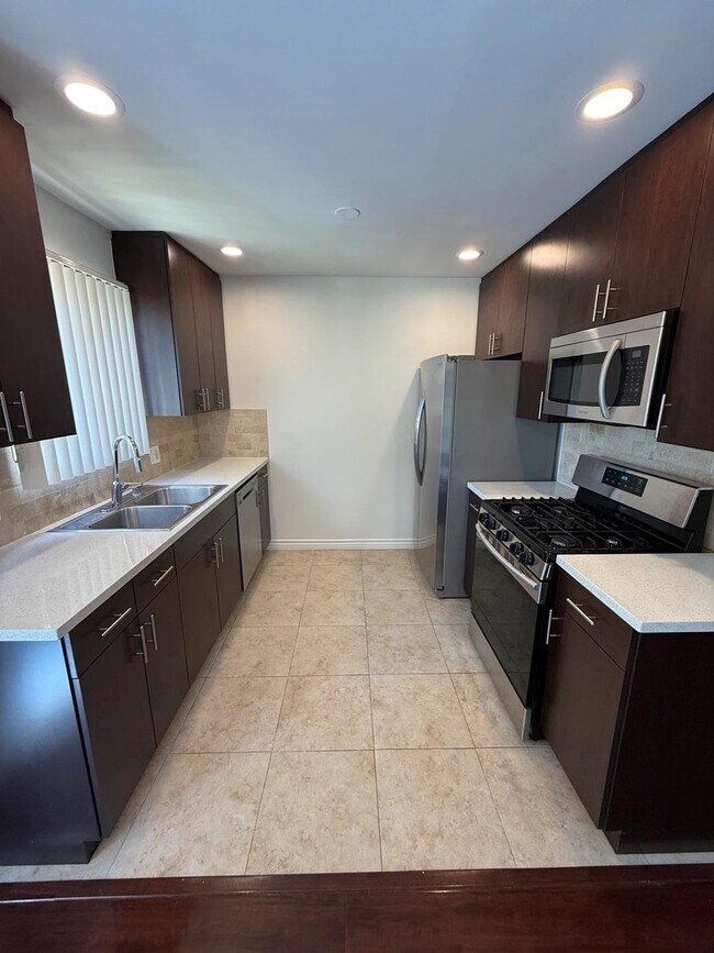 Foto del edificio - 536 N Sweetzer Ave