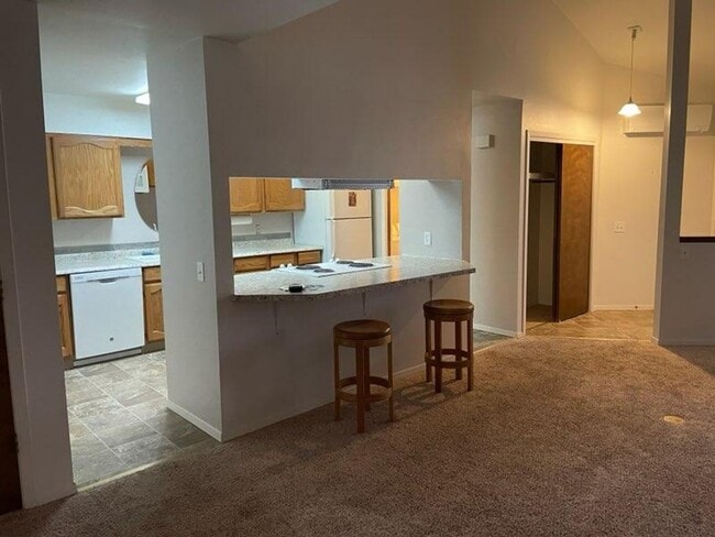 Building Photo - 2 bedroom 2 bath PLUS LOFT with single car...