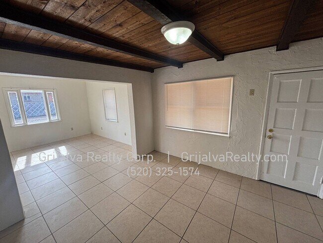 Foto del edificio - 2020 N Madelyn Ave