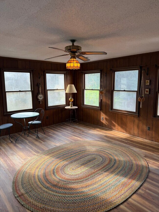 Foto del edificio - 1565 S Peace Haven Rd