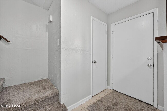 Building Photo - 168 W Sandalwood Ct