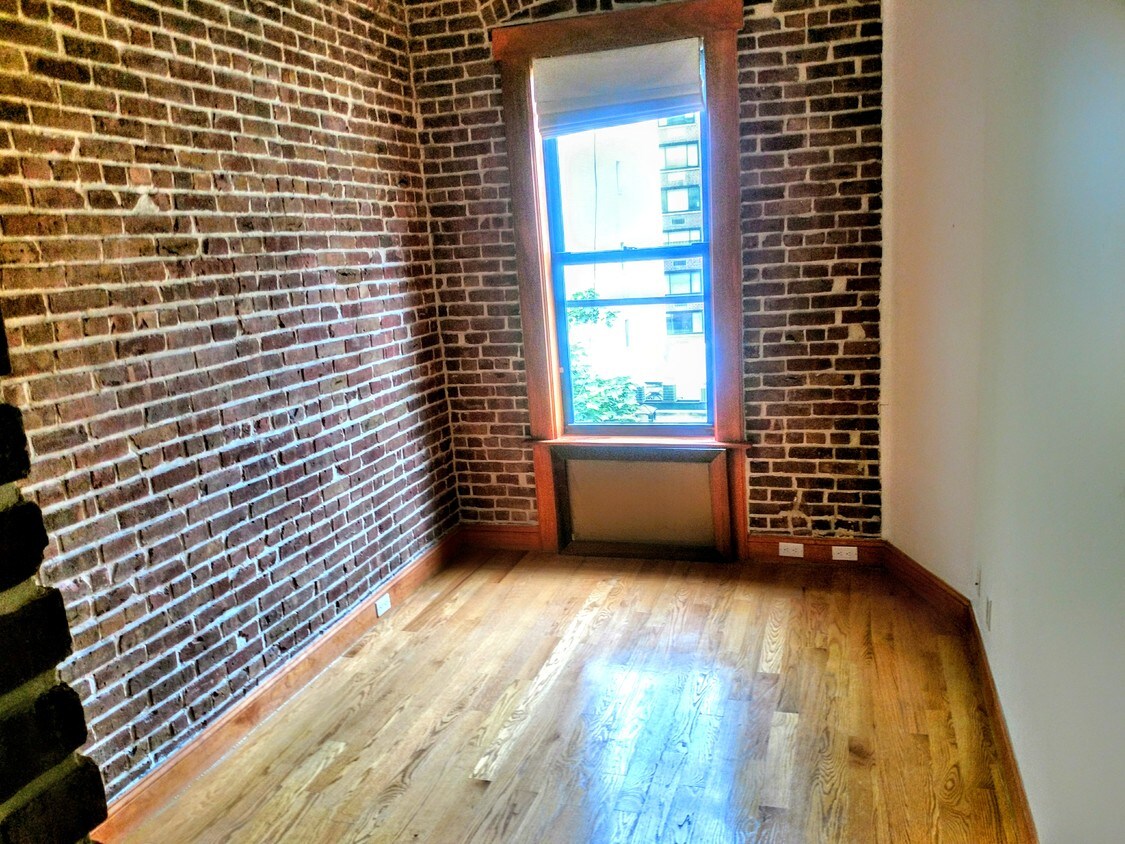 Primary Photo - 324 E 52nd St