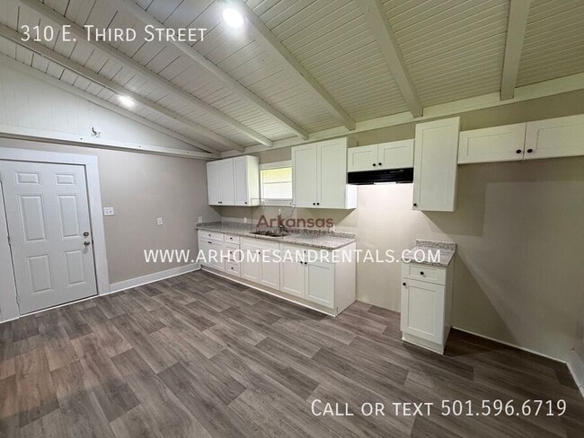 Foto del edificio - 310 E. Third Street-