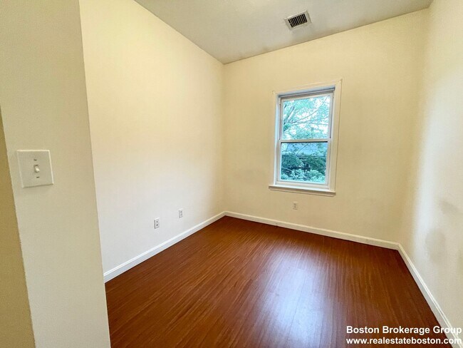 Building Photo - HOT MISSION HILL LISTING!!!!