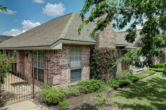 Building Photo - August 2025 Move In! Beautiful 3 Bed, 3 Ba...