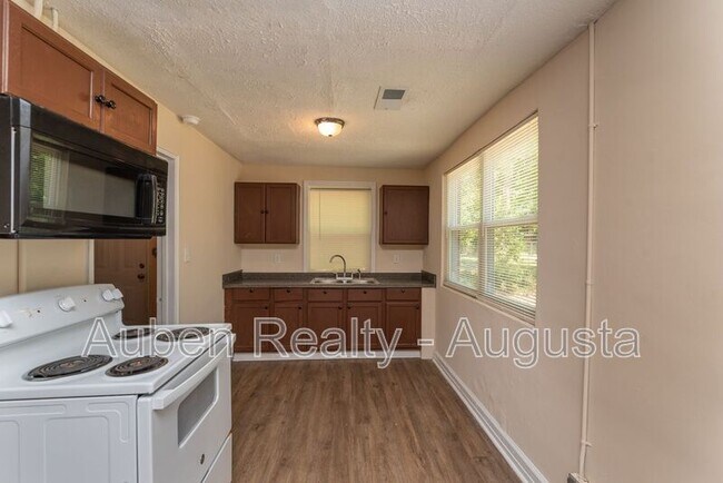 Building Photo - 2202 Roosevelt Dr