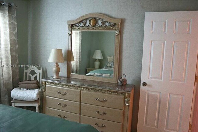 Building Photo - 221 SE 9th Ave