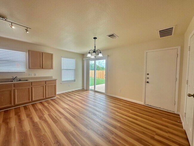 Foto del edificio - 3 BED 2.5 BATH WITH FRESH PAINT AND NEW AP...