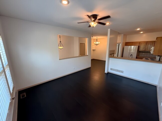 Foto del edificio - 3 Bed, 2 Bath Townhome Available Now!