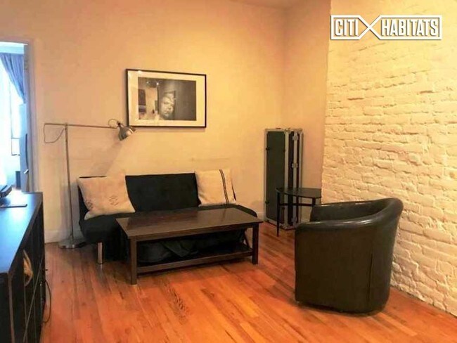 Foto del edificio - 235 E 4th St
