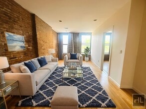 Building Photo - Enormous Floor Through 3 Bed/1.5 Bath in C...