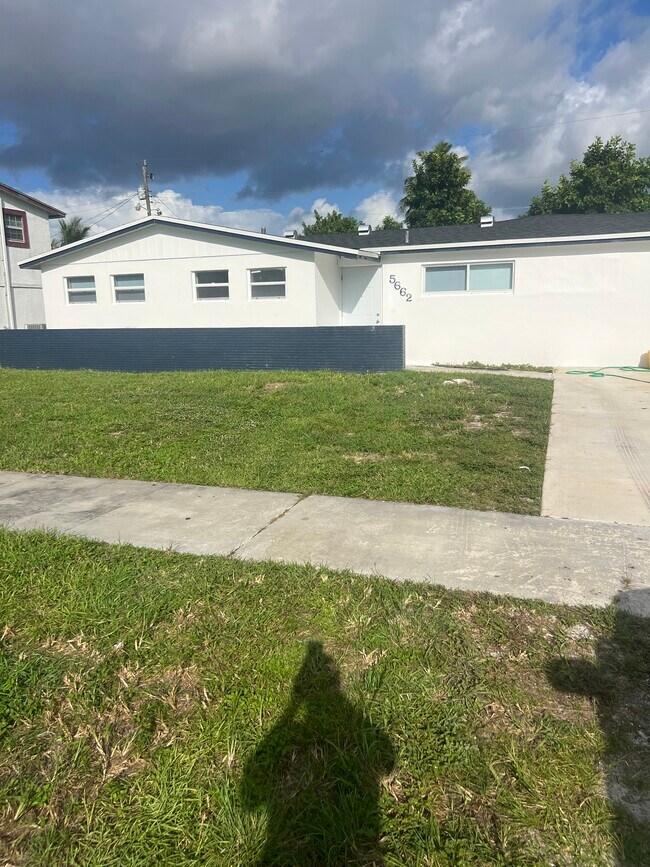 Foto del edificio - 5662 Parke Ave