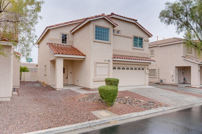 Foto del edificio - Beautifully Updated Two-Story with Designer Finishes & Entertainer’s Backyard!