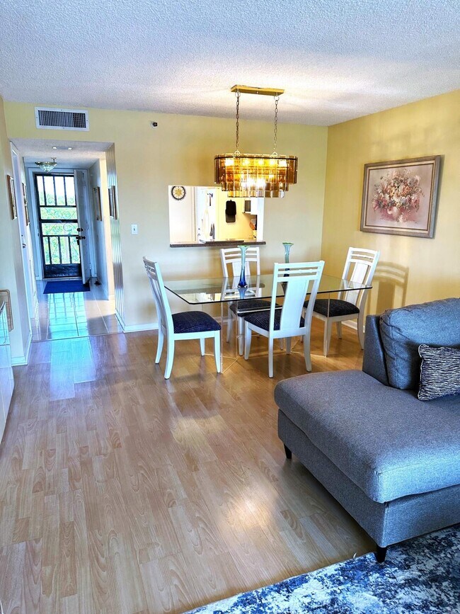 Foto del edificio - 7076 Huntington Ln