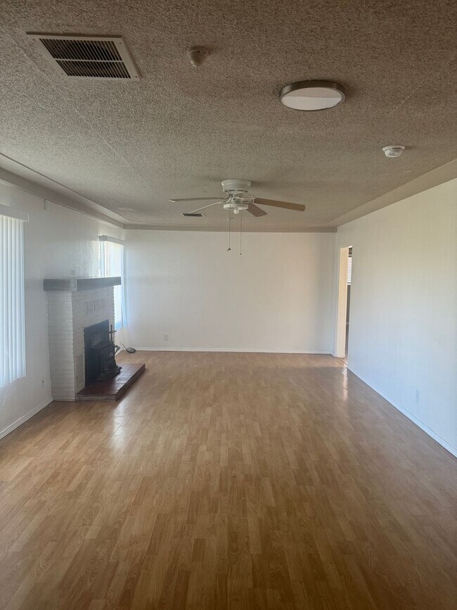 Building Photo - 5 BED 1 FULL & 2 HALF BATH HOME IN THE ENT...