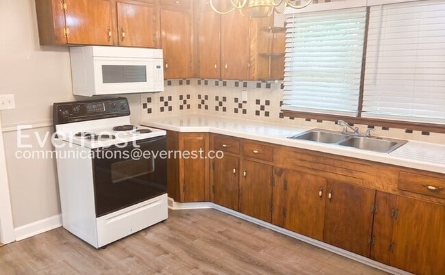 Building Photo - 4 Bed, 2 Bath Home with Fenced Yard / Pet-Friendly / Available Now!
