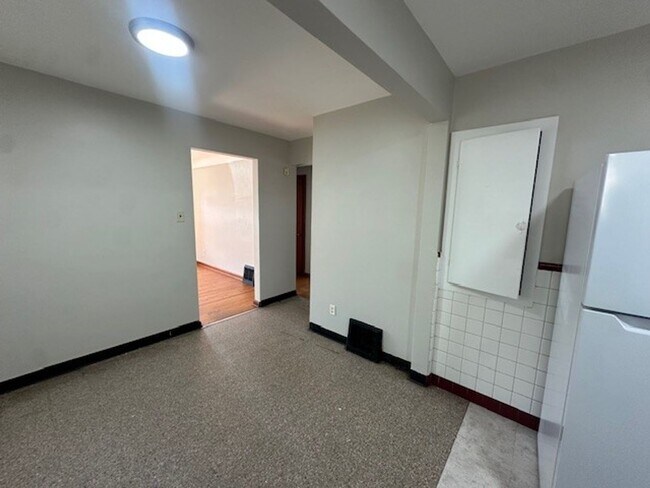 Foto del edificio - Vintage Beauty with Space, Light, and Classic Detail