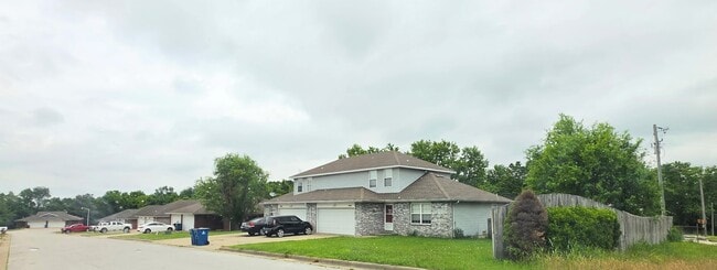 Building Photo - 1802-1804 N Laurel Hill Pl