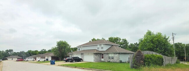 Foto del edificio - 1802-1804 N Laurel Hill Pl
