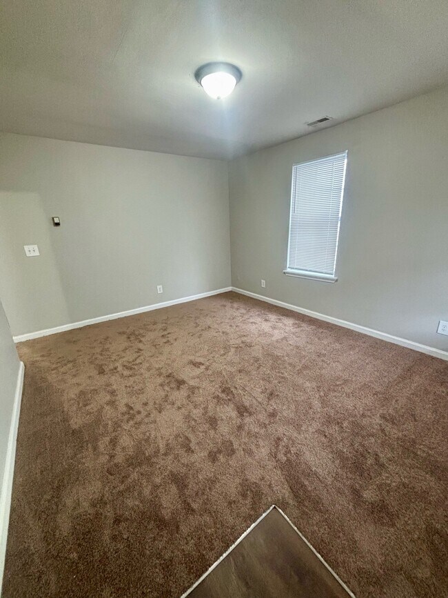 Building Photo - 910 W Whitney Ave