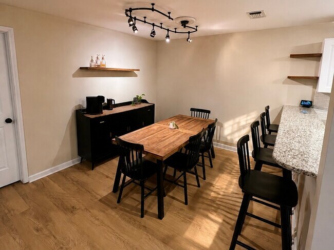 Comedor - 608 Squire Ln