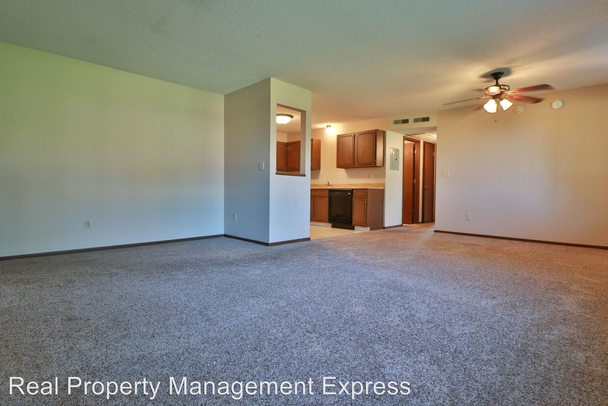 Primary Photo - 133 E Twin Oaks Pl