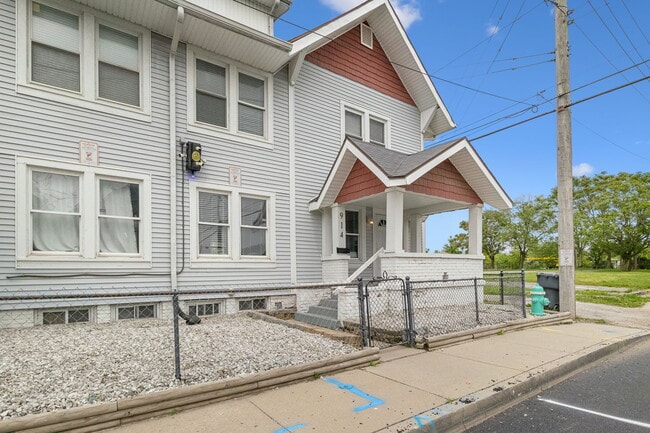 Building Photo - 914 E 22nd St