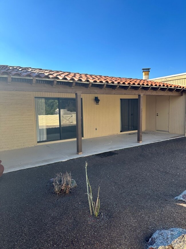 Building Photo - Townhome in Desirable Sunrise Presidio