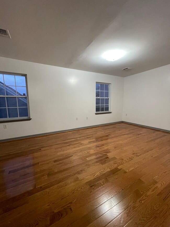 Building Photo - 164 Clerk St