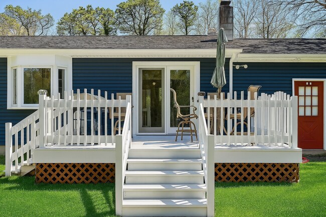 Building Photo - Charming & Cozy Ranch with Spacious Backya...