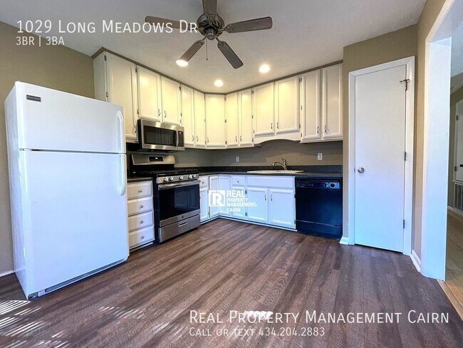 Building Photo - Spacious 3 Bedroom 2.5 Bath Split Level Home