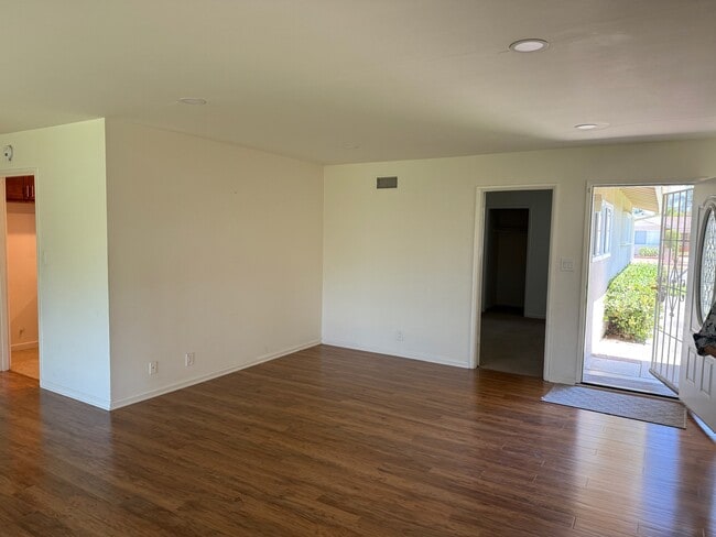 Building Photo - 6302 San Lorenzo Dr