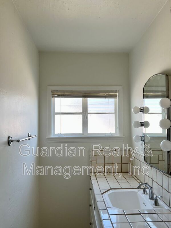 Building Photo - 535 W Edgemont Ave