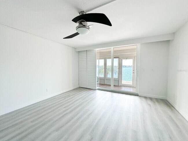 Foto del edificio - 7910 Sun Island Dr S