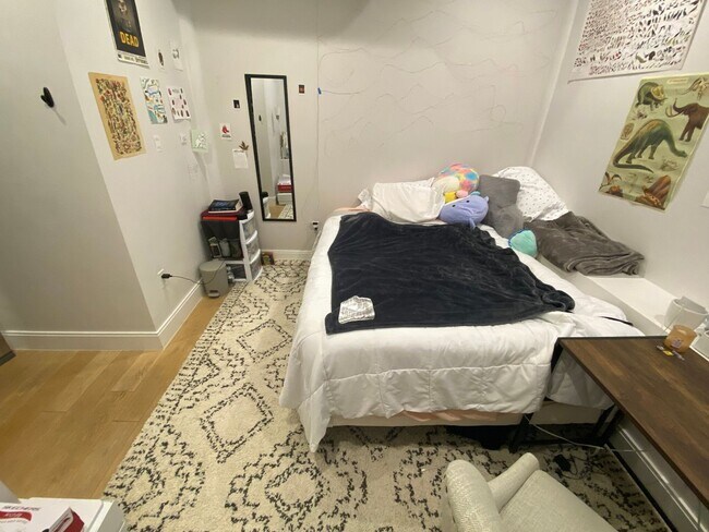 Building Photo - Spacious 3 Bed / 2 Bath | In-Unit Laundry | Fort Hill | 9/1