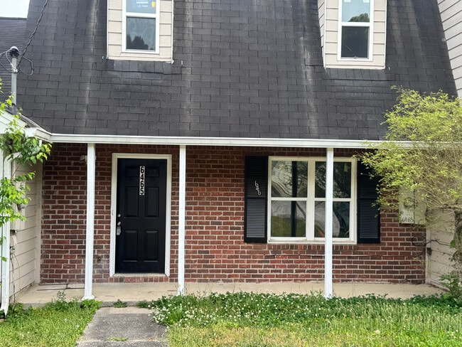 Building Photo - Room in Apartment on River Park Dr