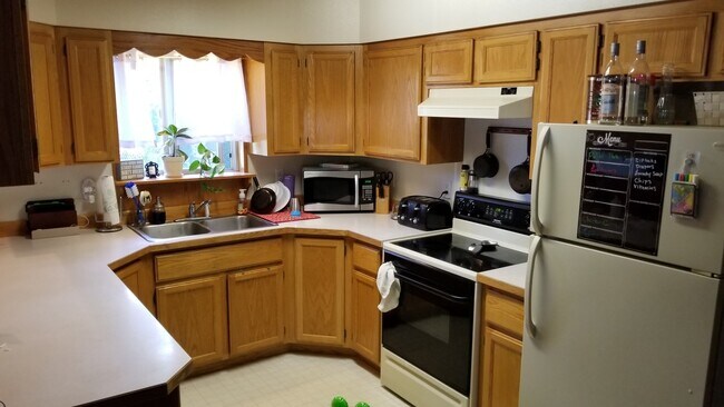 Foto del edificio - VIDEOTOUR: 2-Bedroom with Garage, close to...