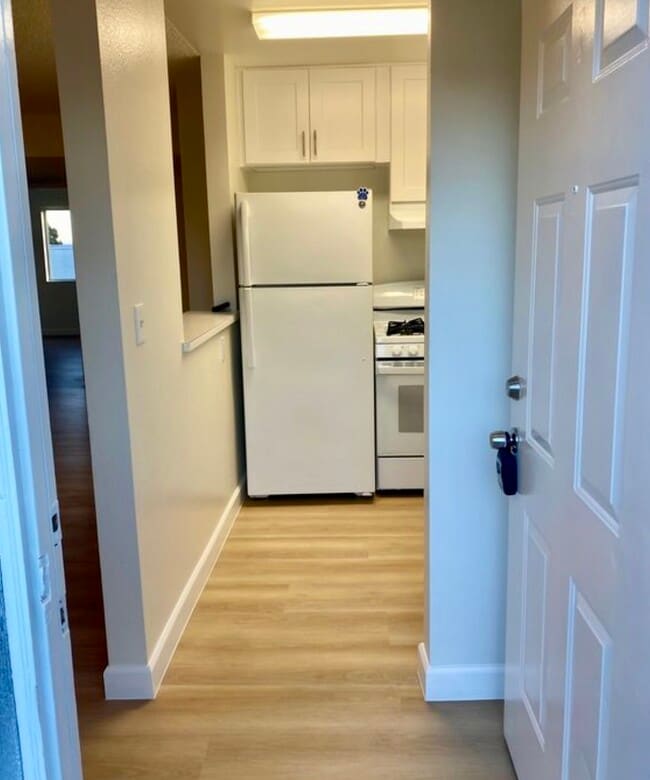 Building Photo - 1519 N Mariposa Ave