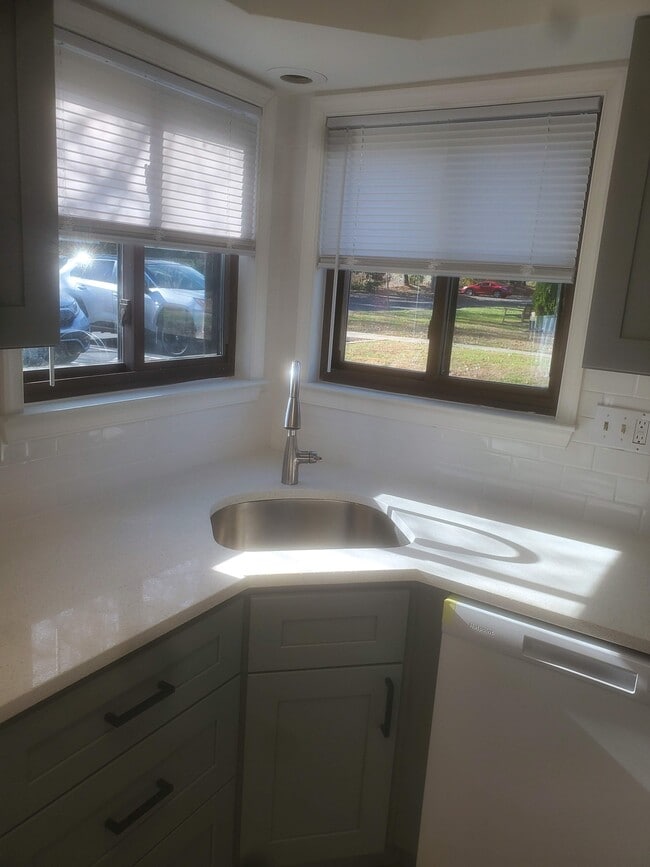 Corner windows over large undermount sink - 41 Heather Ct