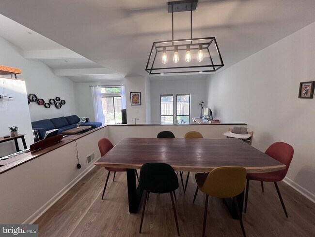 Foto del edificio - 5249 Strathmore Ave