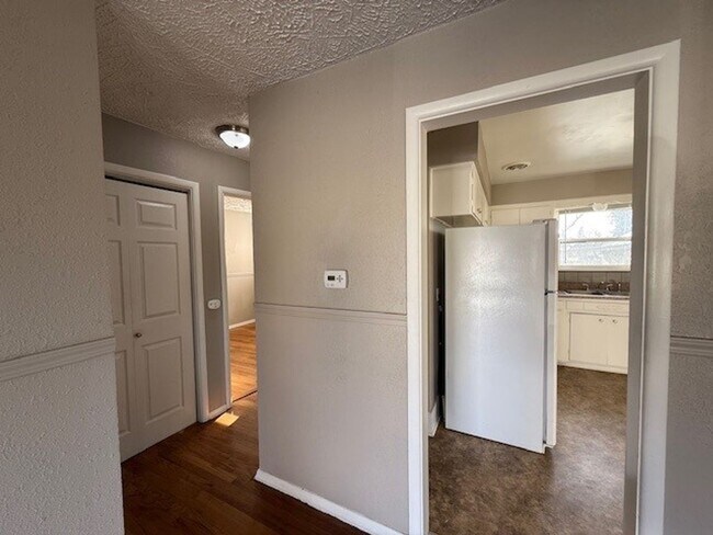 Foto del edificio - 3 Bedroom Hardwood Floor House