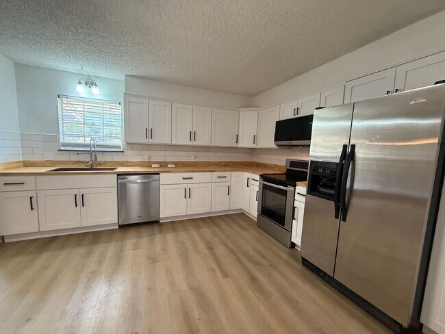 Building Photo - BEAUTIFUL 4 Bedroom 2 Bath  home with spacious backyard AVAILABLE NOW!