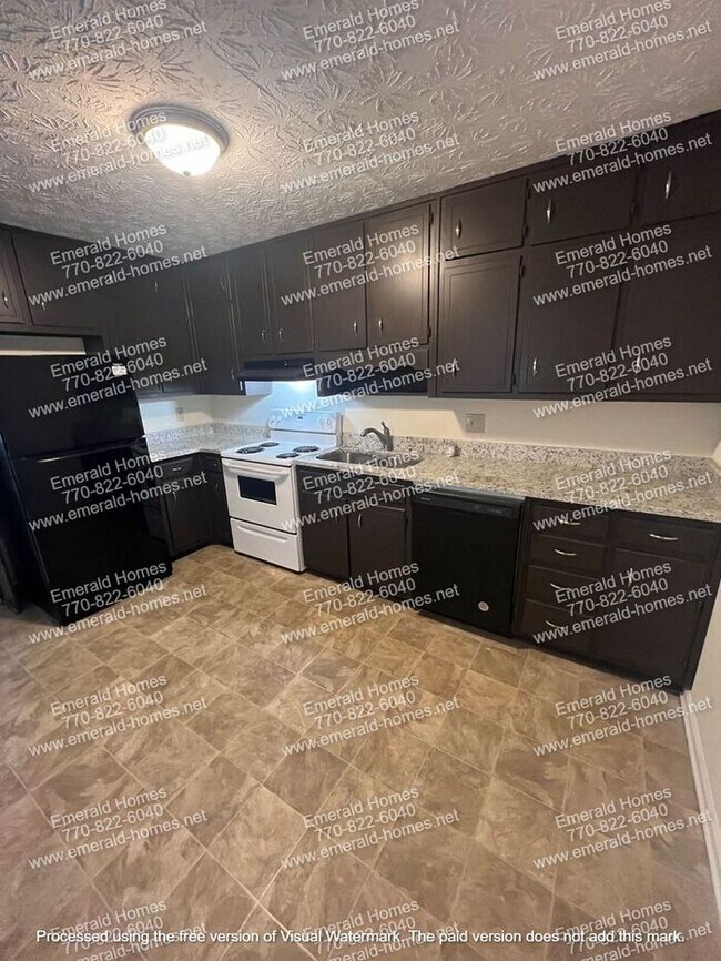 Building Photo - 2 bedroom 1 bath duplex available off of H...